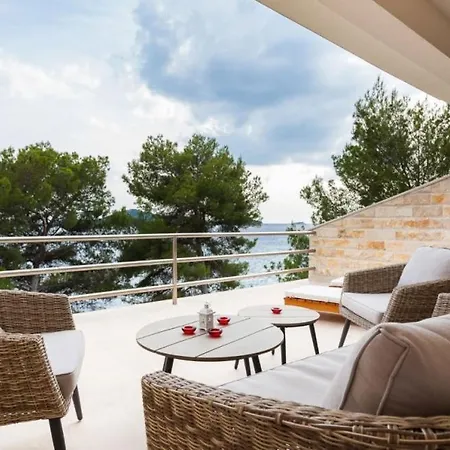 Villa Waterfront Dora By Guide