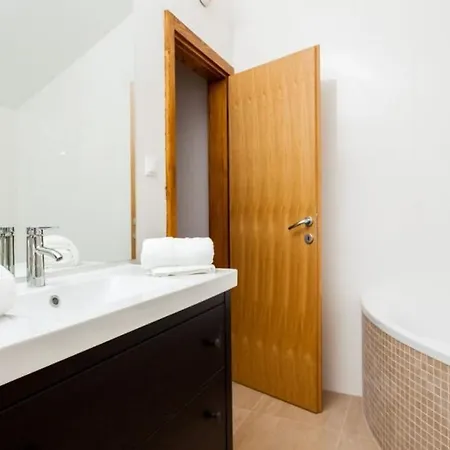 Villa Waterfront Dora By Guide