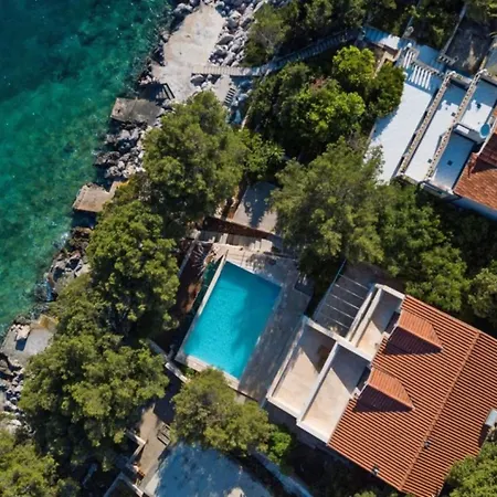 Villa Waterfront Dora By Guide