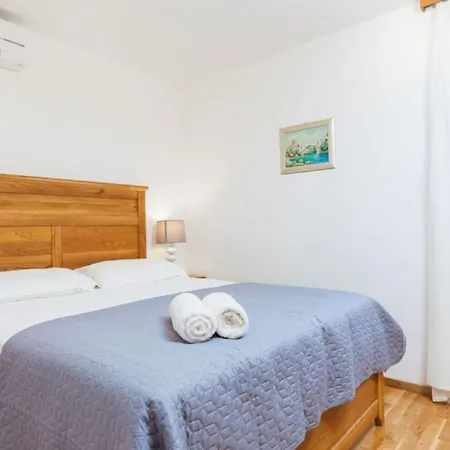 Waterfront Dora By Guide Villa