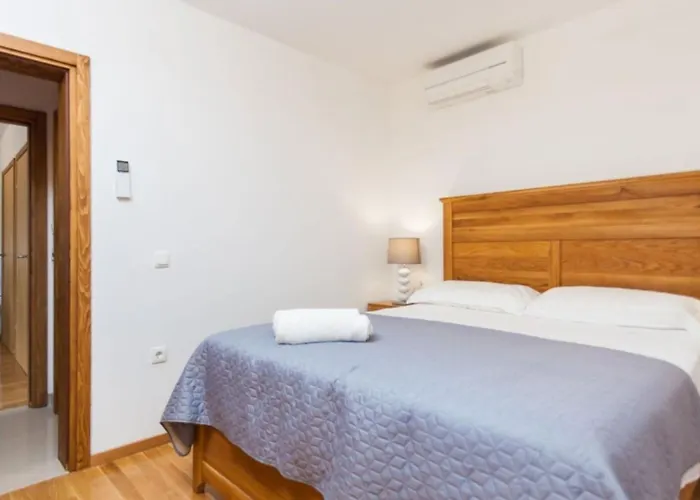 Vila Waterfront Dora By Guide *